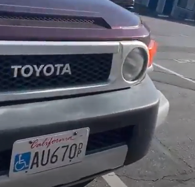 Paul Spector's Toyota FJ Cruiser with license plate AU670 DP